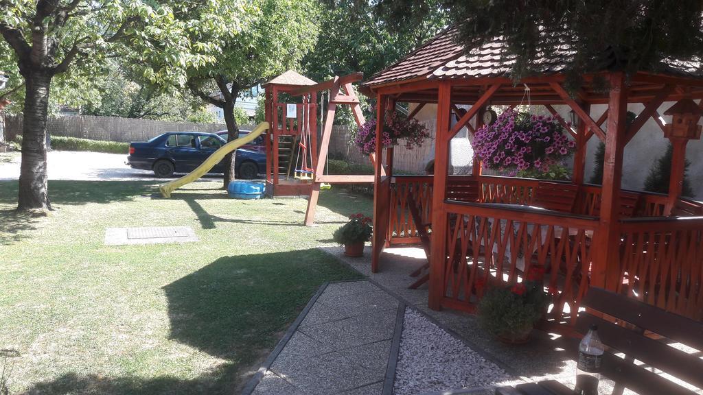 Apartman Aniko Vendeghaz Harkány Buitenkant foto